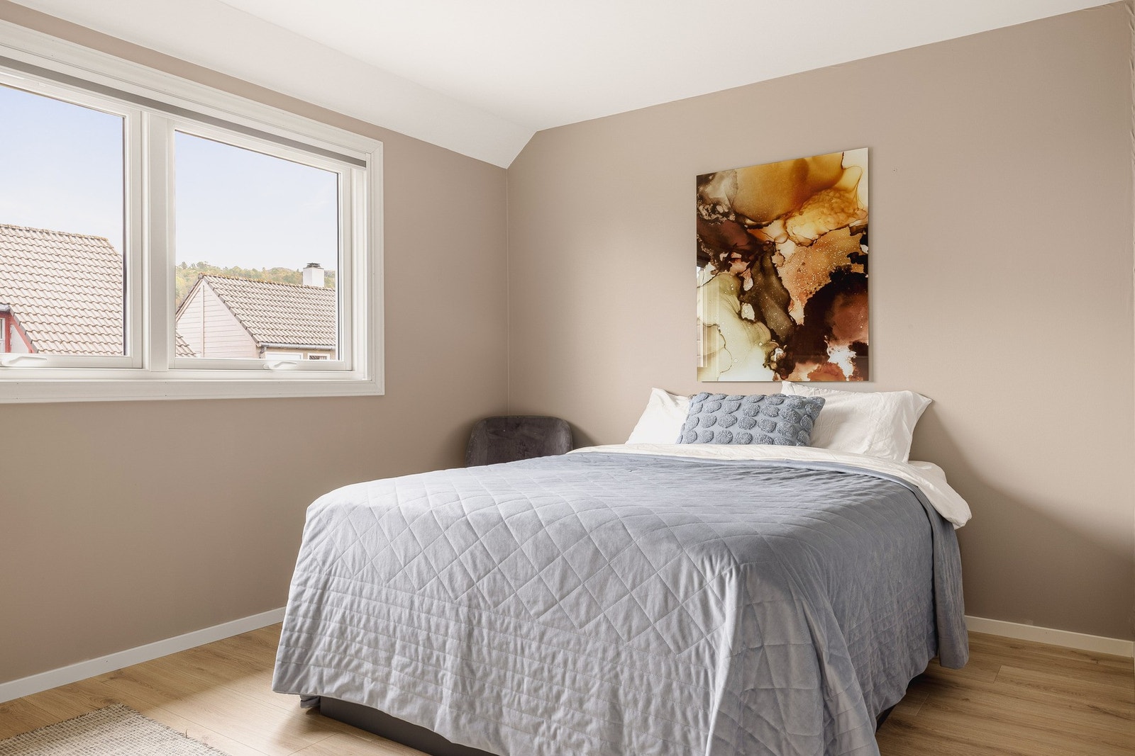 Alle rommene er av god størrelse og måles til 15 kvm., 13,7 kvm. og 10 kvm. Galleribilde