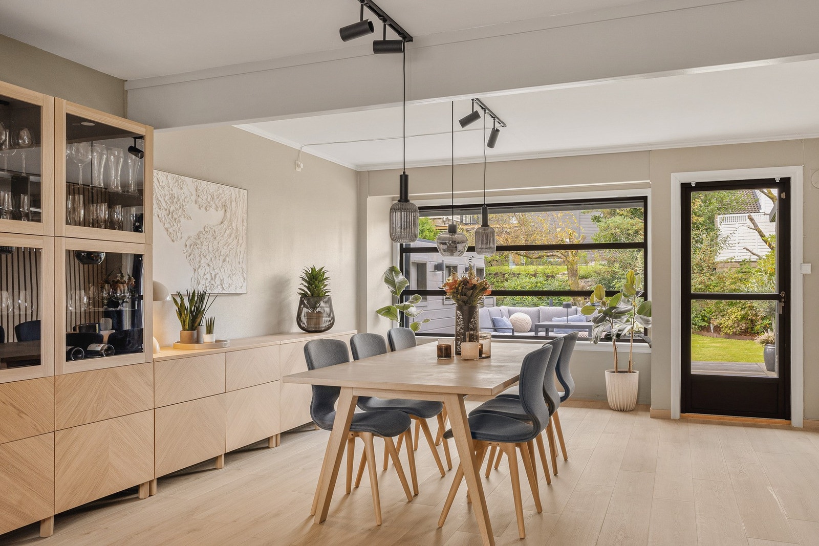 Rommet har flere vindusflater som slipper inn godt med naturlig lys. Galleribilde