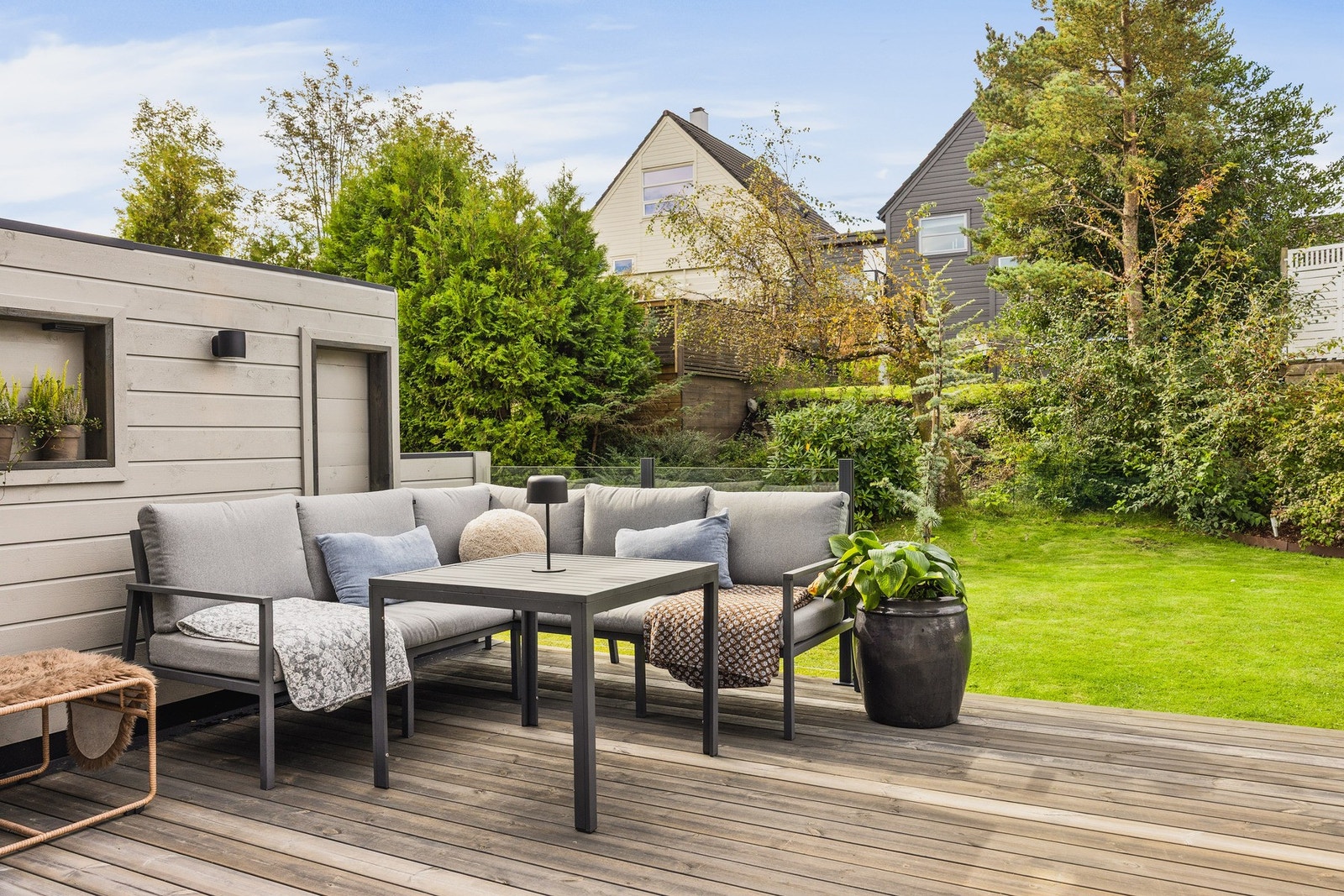 Terrassen måles til ca. 35 kvm. og har god plass til å møblere i forskjellige soner. Galleribilde