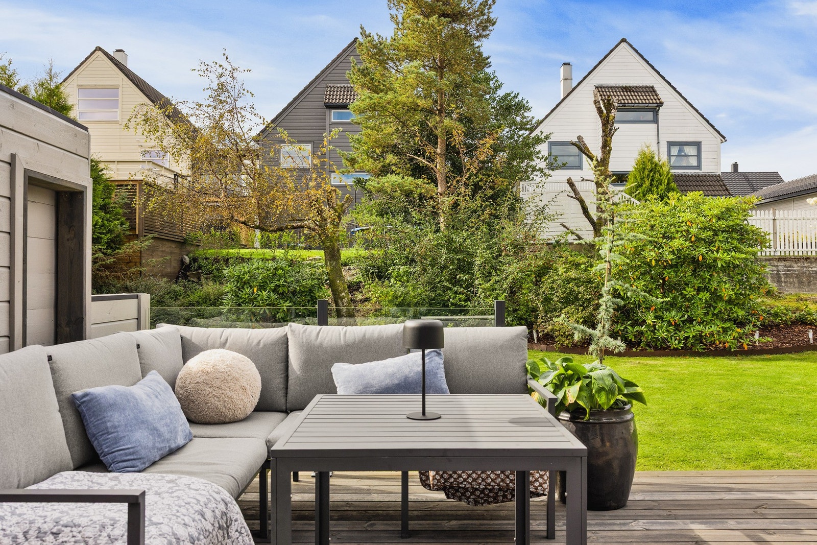 Da uteplassen er sørvestvendt er det svært gode solforhold fra formiddagen til kveldstid! Galleribilde