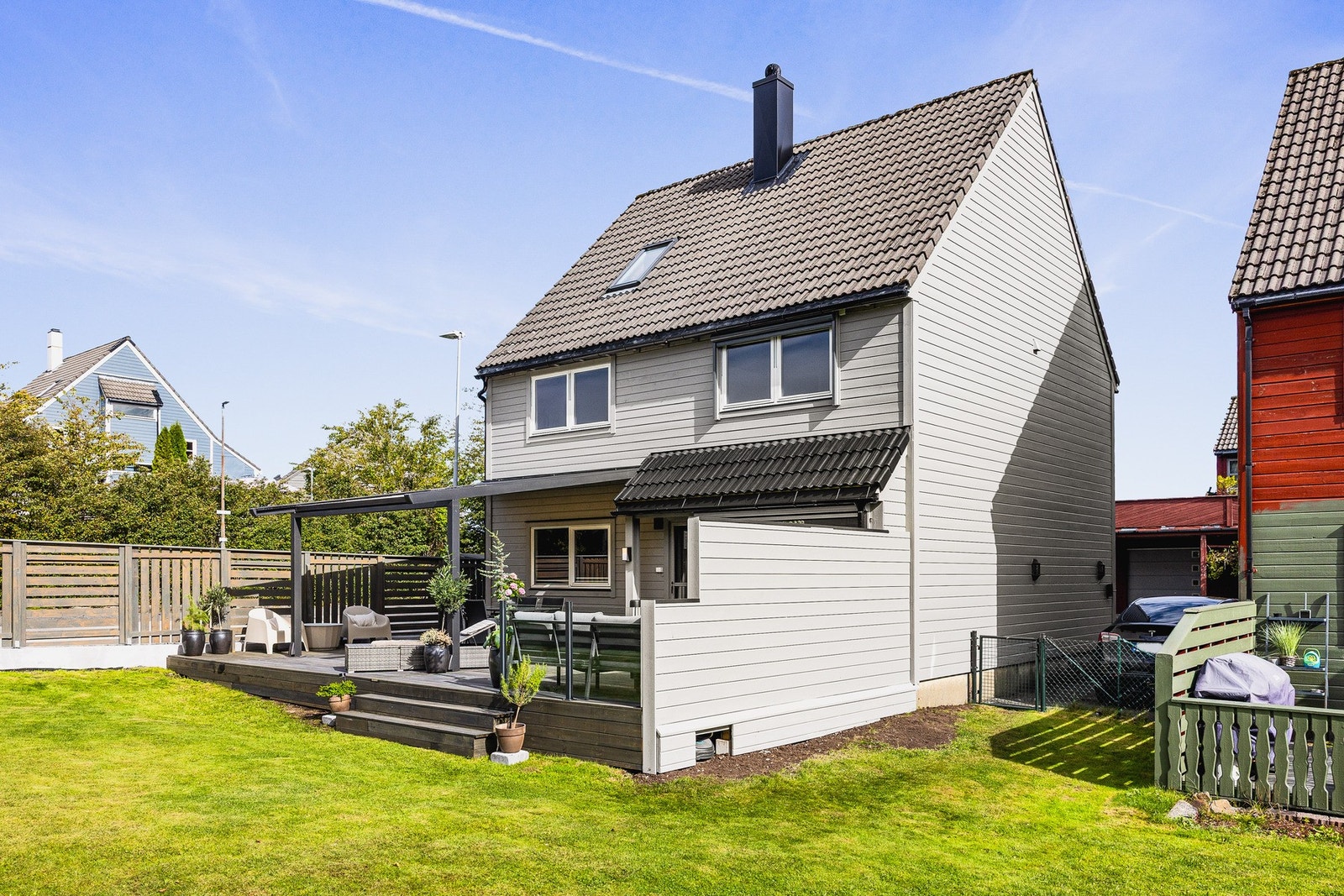 Boligen har et nydelig uteområde som er opparbeidet med ny terrasse og en stor hage! Galleribilde