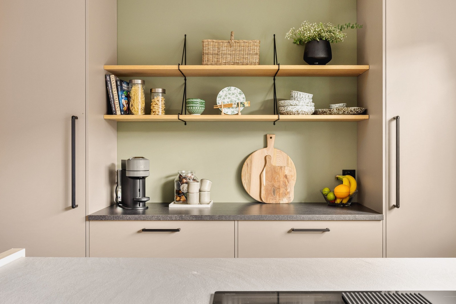 Det er utstyrt med følgende integrerte hvitevarer: Platetopp med integrert ventilator, kjøleskap med frys, oppvaskmaskin og stekeovn. Galleribilde