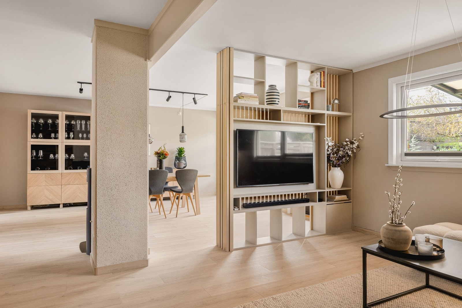 Den stilige, plassbygde hyllen skaper en naturlig plass for TV-en. Galleribilde