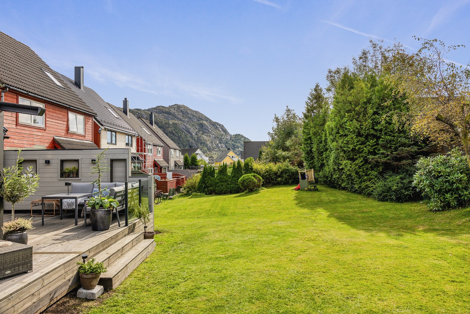 Uteplassen er pent opparbeidet og rammet inn både med mur, rekkverk og diverse beplantning. Galleribilde