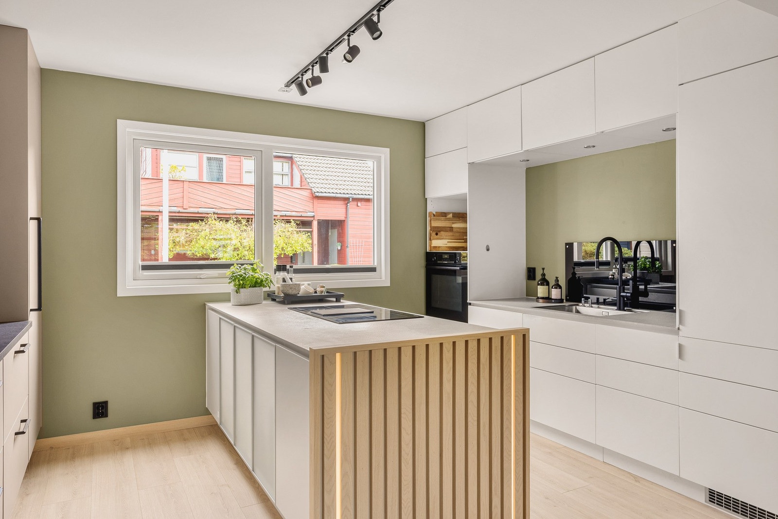 Deler av kjøkkeninnredningen er kjøpt brukt (levert av Svane opprinnelig fra 2015), og deler av den er ny i 2024 og levert fra Norema. Galleribilde