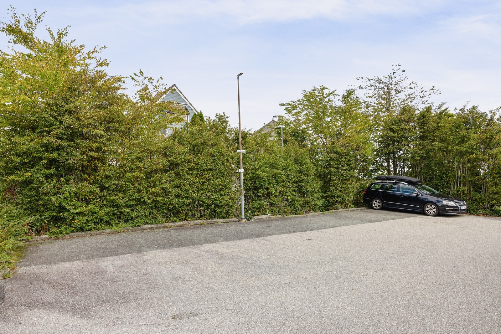 Området har også en felles gjesteparkeringsplass like ved boligen. Galleribilde