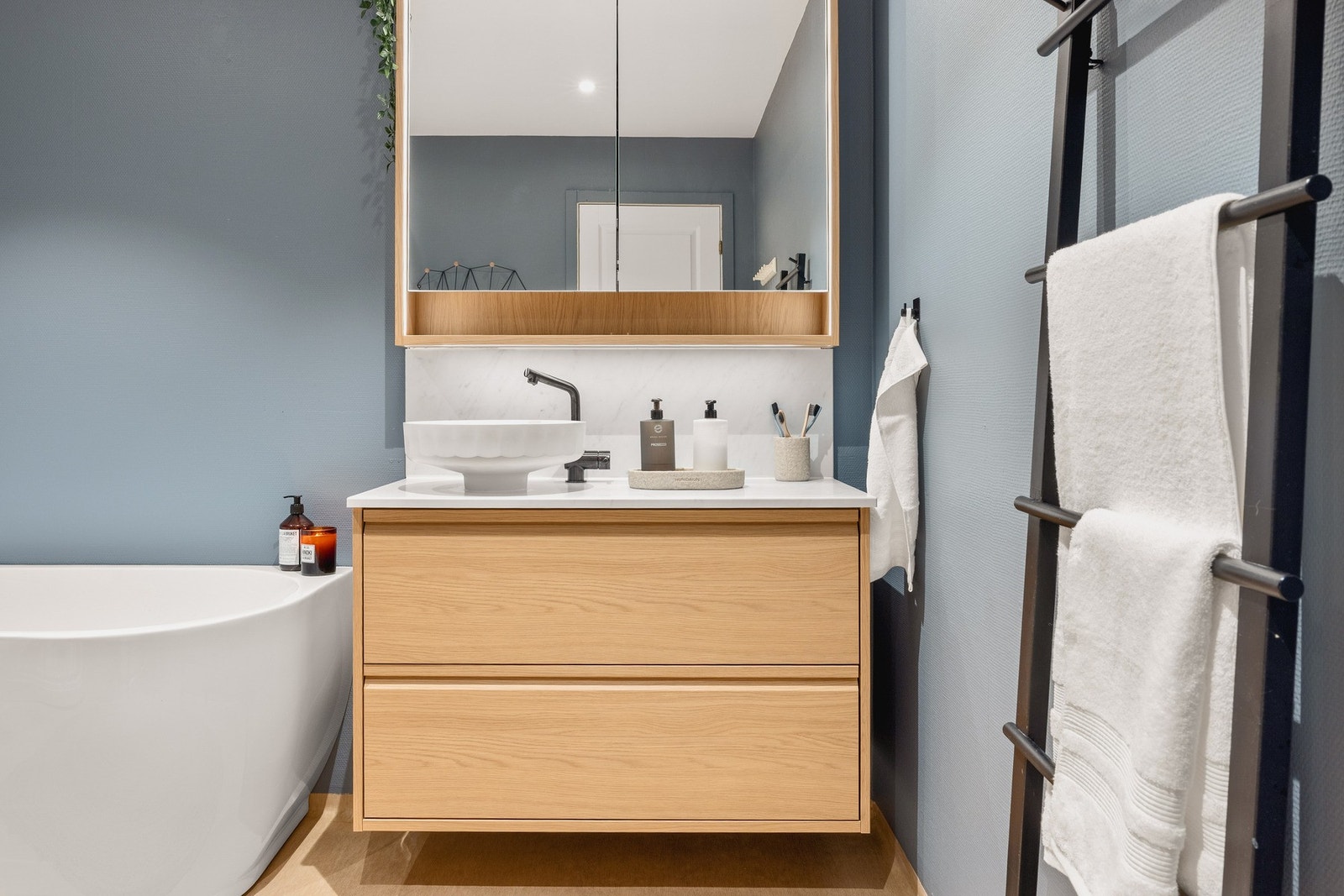 Det er innredet med et toalett, dusjkabinett, badekar og en lekker baderomsinnredning med speilskap og belysning. Galleribilde