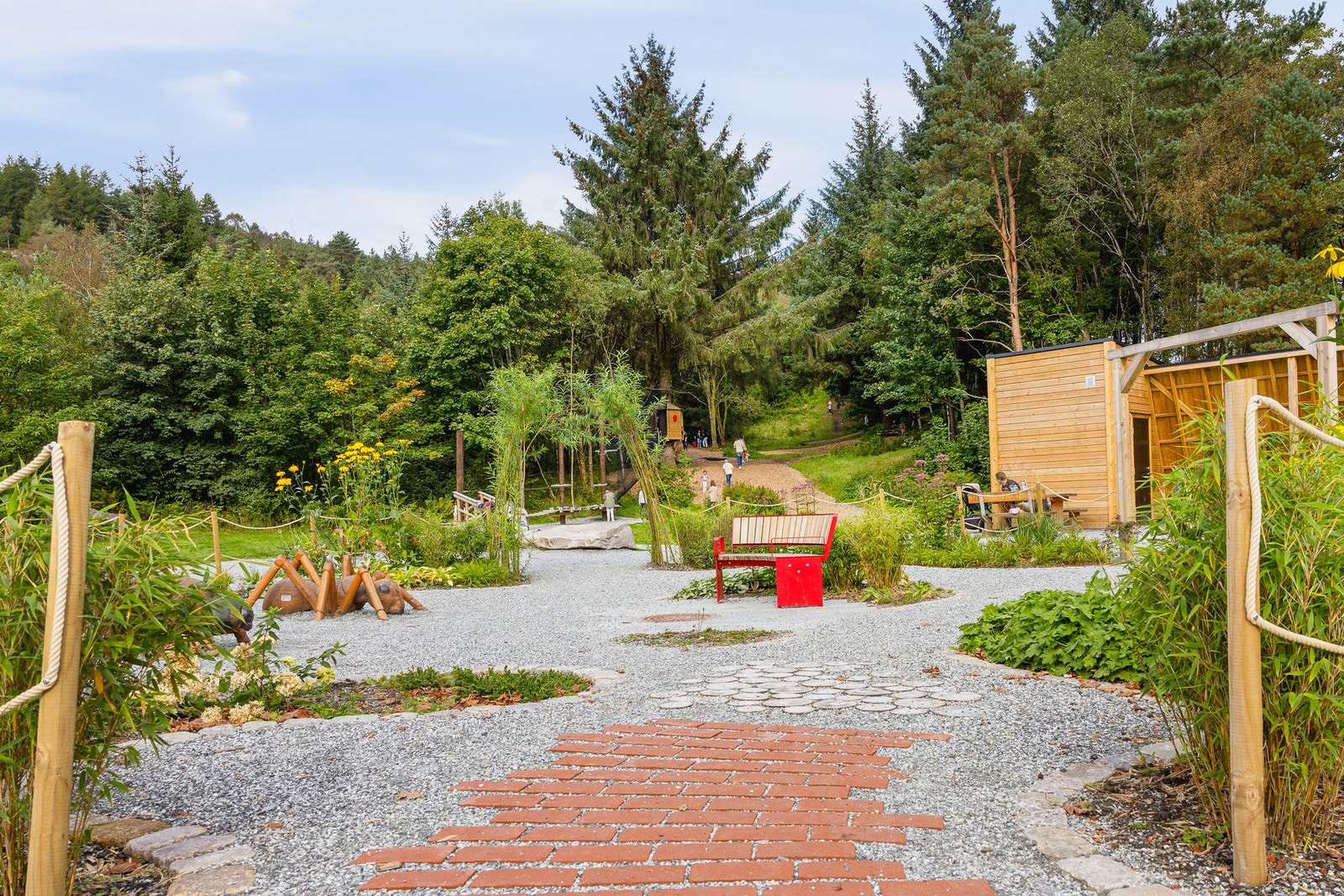 Her har man en sansehage, lekehus, sandbasseng, sykkelramper, balansestupper, langbord, grillplass og hengekøye. Galleribilde