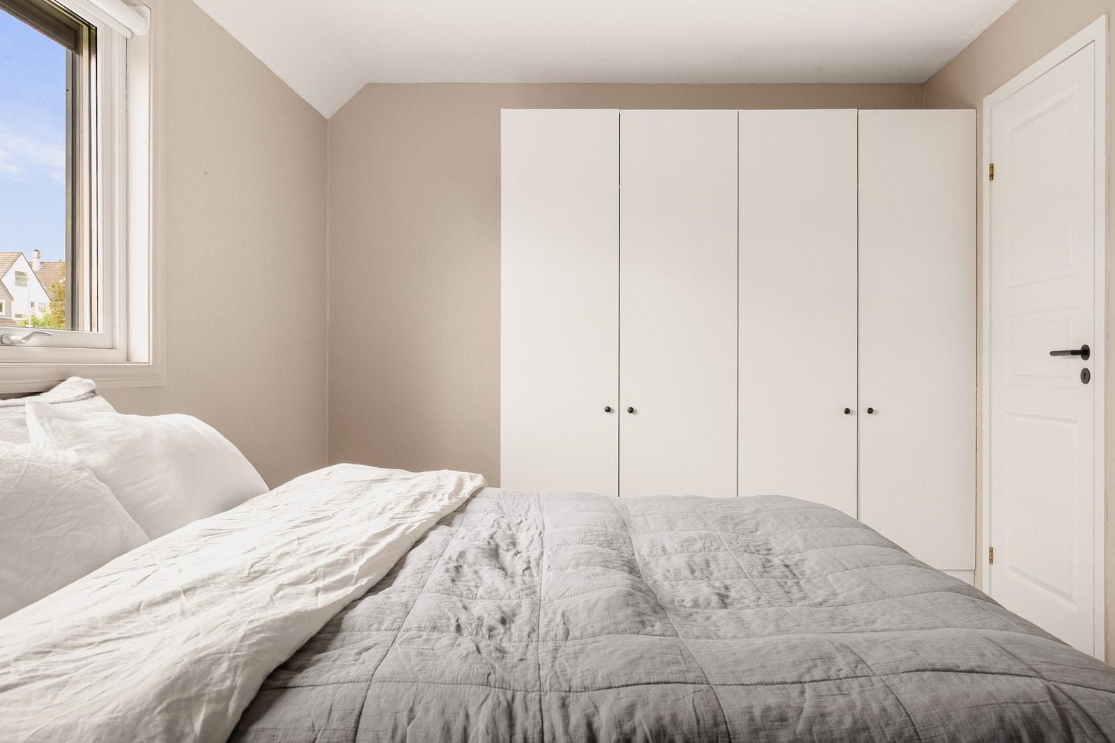 Dette rommet brukes i dag som hovedsoverommet med god plass til en stor seng, nattbord på hver side og oppbevaringsplass i garderobe. Galleribilde