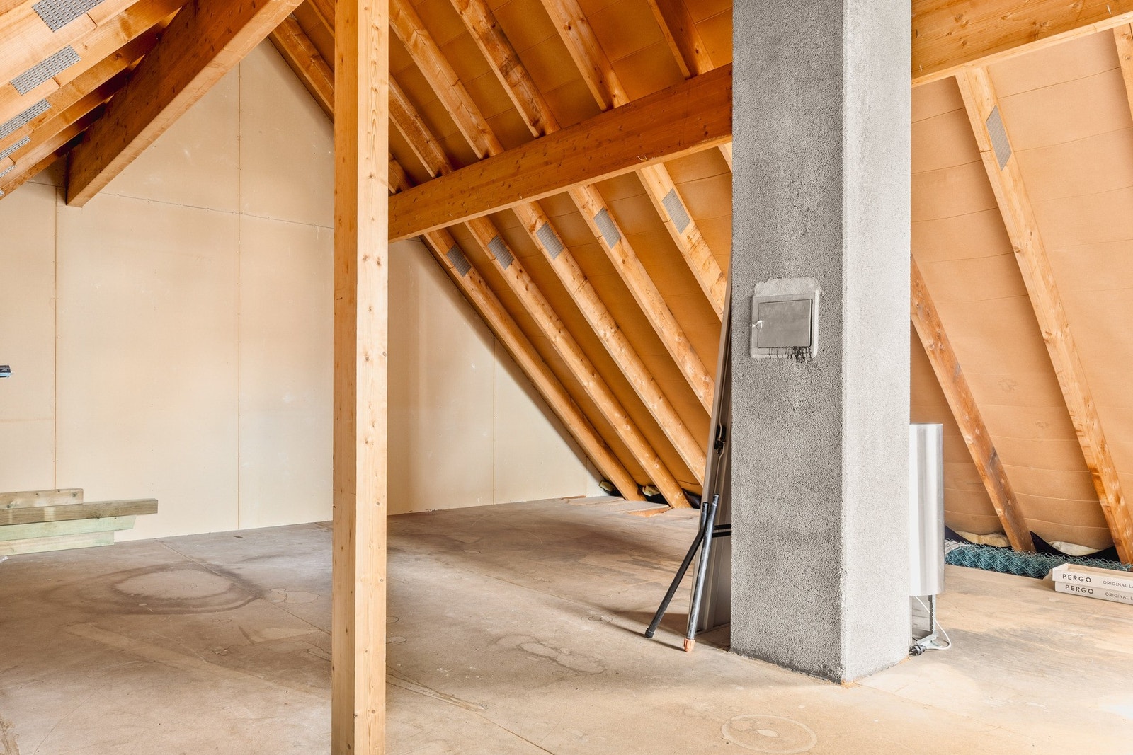 Det foreligger i dag en søknad hos Bergen kommune om å få godkjent loftstue, bad og et soverom i denne etasjen - i tillegg til en garasje på bakkeplan. Ta kontakt med megler for å få oversendt tegninger fra søknaden. Galleribilde