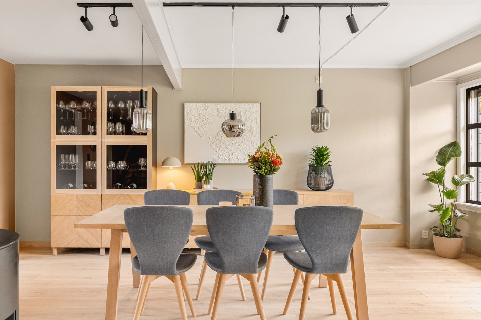 I stuen er det også god plass til en spisegruppe av god størrelse. Galleribilde