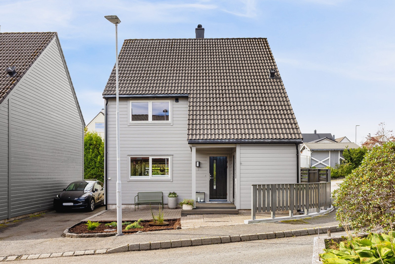 Det er godt med parkeringsplass til to biler like utenfor døren, og her er det søkt om oppføring av garasje. Galleribilde