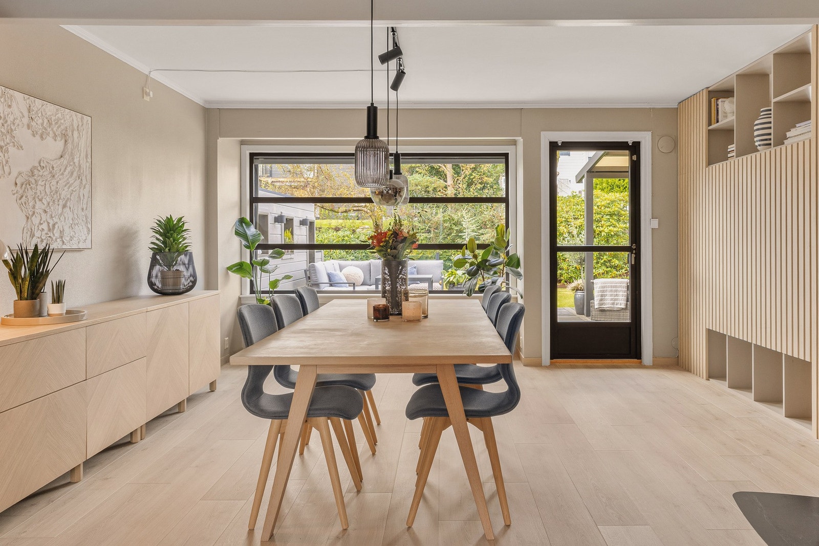 Det er lagt nytt 1-stavs laminat gulv i flere av rommene, blant annet stue, kjøkken, gangen oppe og soverommene. Galleribilde