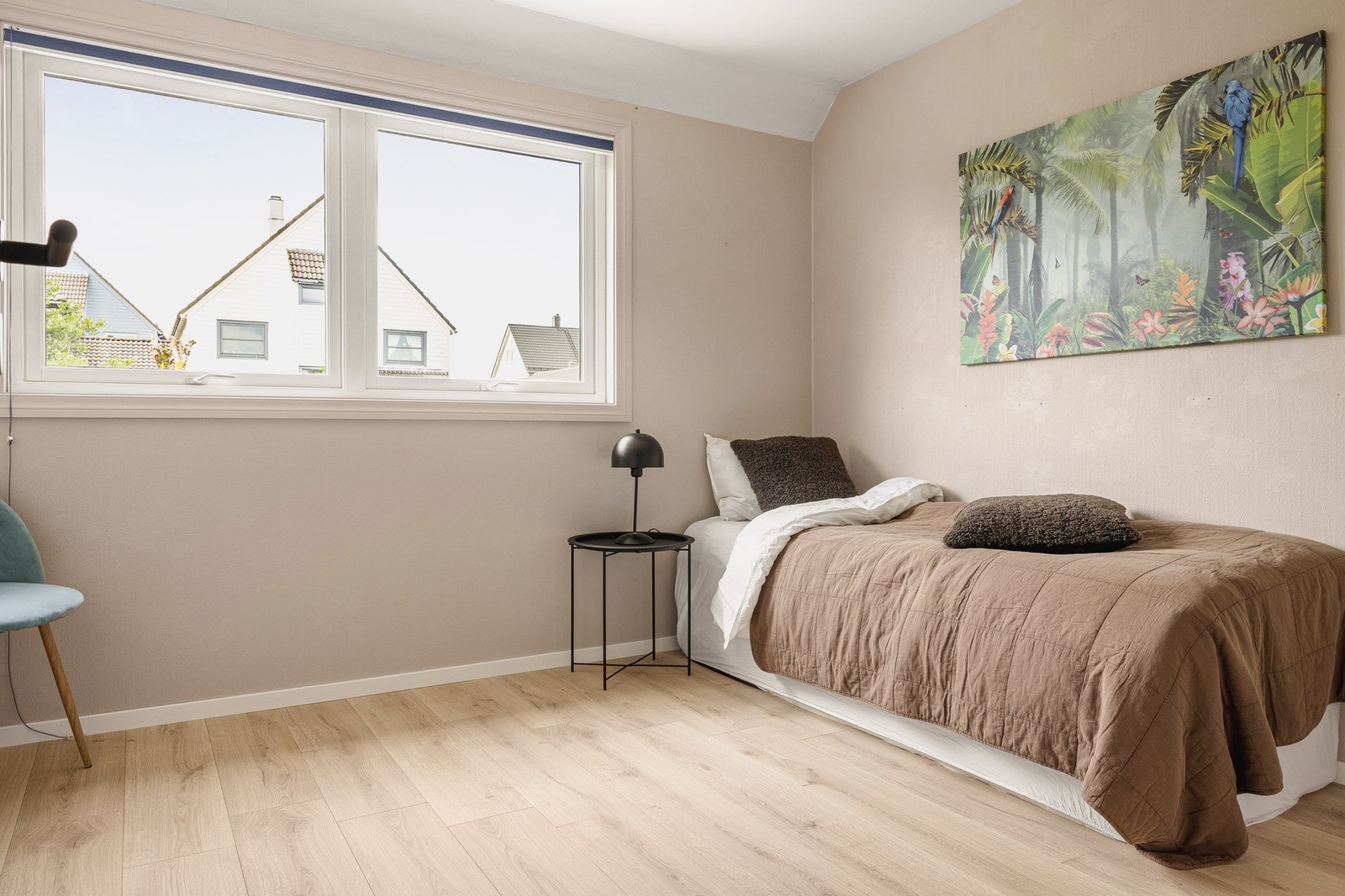 Alle rommene har god plass til seng, nattbord og oppbevaringsplass i garderobe. Galleribilde