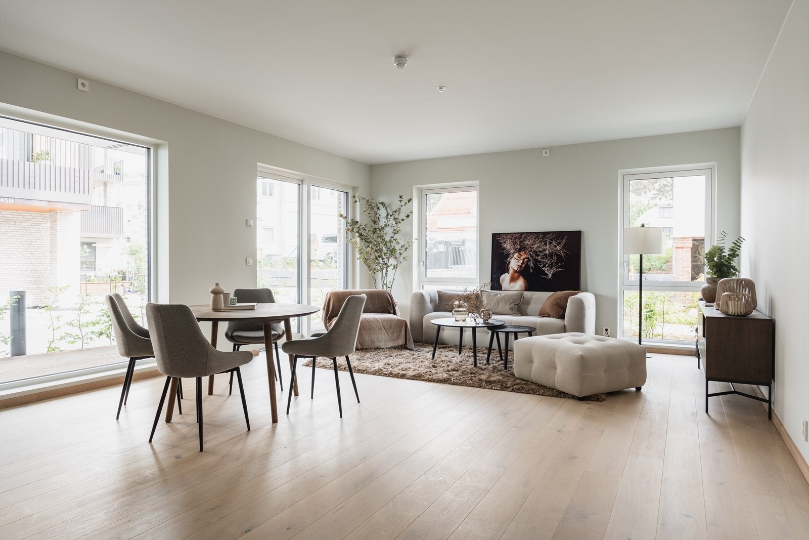 Stort og sosialt oppholdsrom med kjøkken og stue i åpen løsning - Det er godt med plass til å innrede stuen med både sofaseksjon, stuebord og mediemøblement. Galleribilde