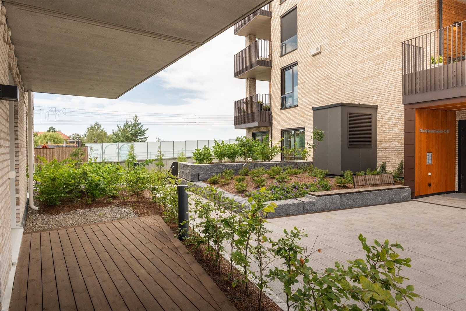 Markterrassen er omkranset av en grønn hekk Galleribilde