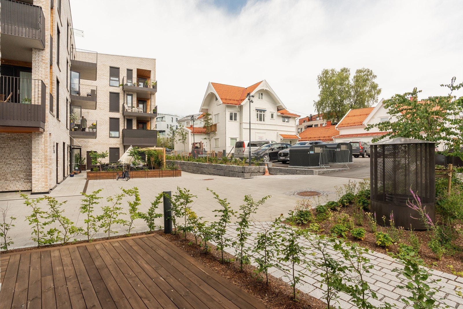 Poppelhagen på Sæter ligger i et nabolag med sjarmerende butikker, et levende torg og hyggelige mennesker som hilser på hverandre Galleribilde