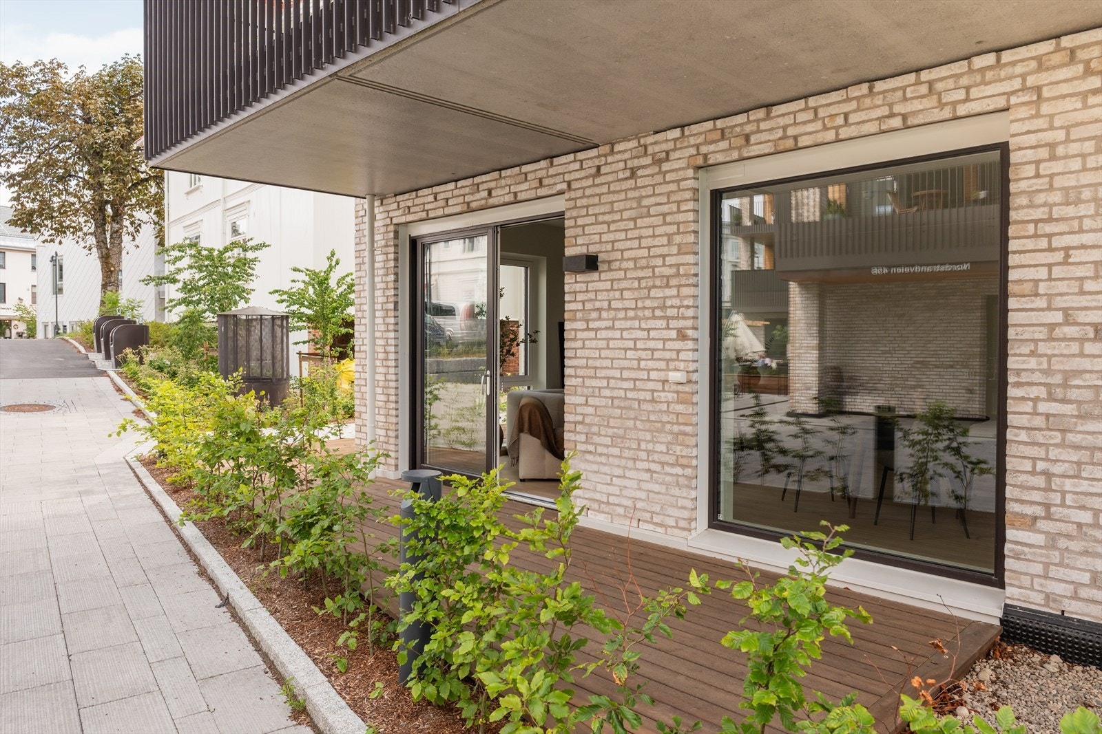 Markterrassen har god plass til flere sittegrupper, grill og beplantning Galleribilde