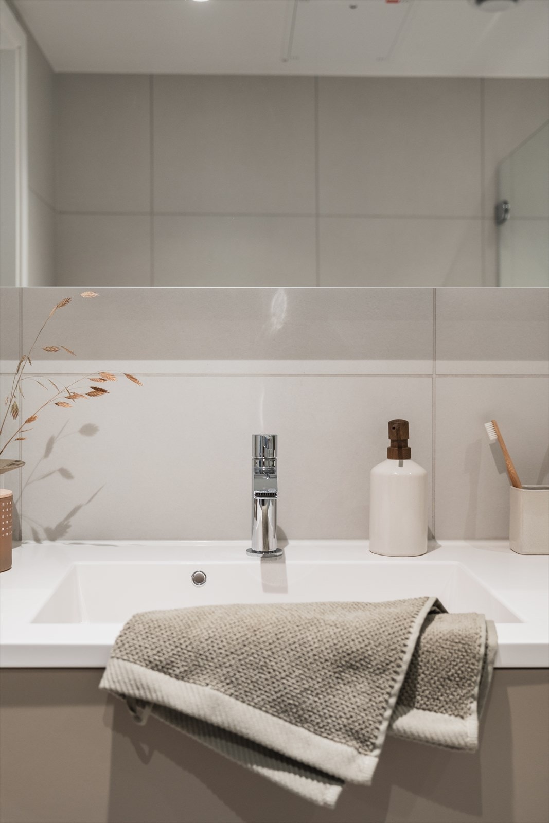 Servantskap med to romslige skuffer og heldekkende Kuma Square servant Galleribilde