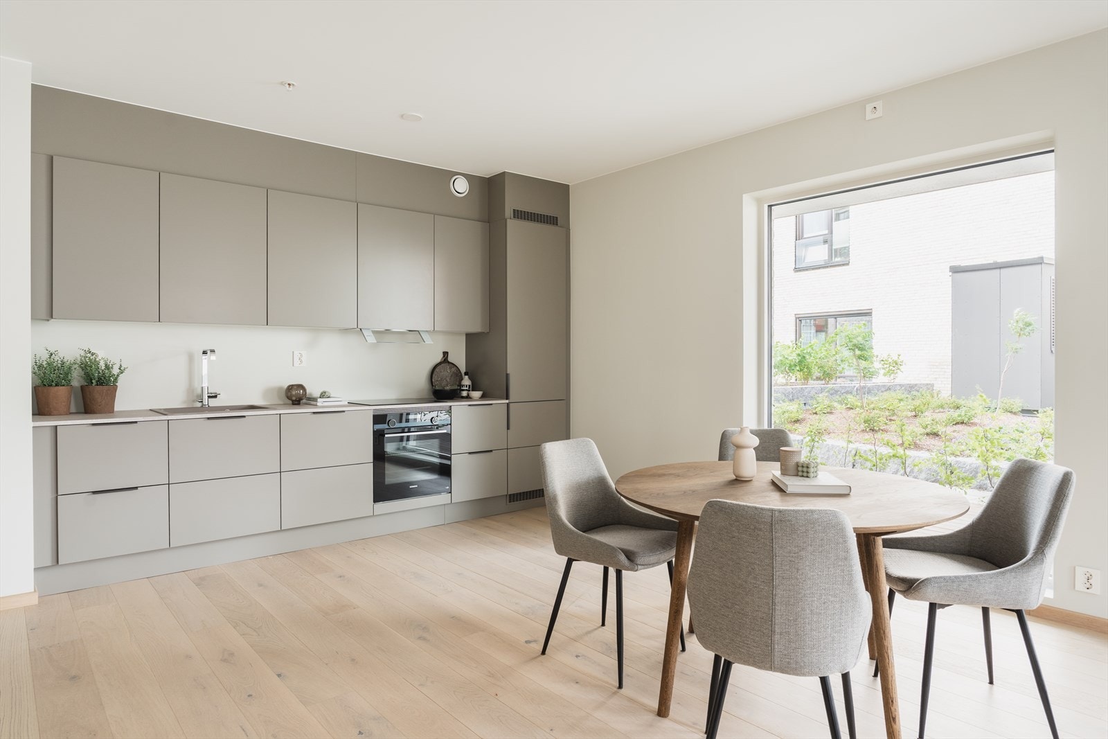 Det er plass til et hyggelig spisebord i tilknytning til kjøkkenet Galleribilde