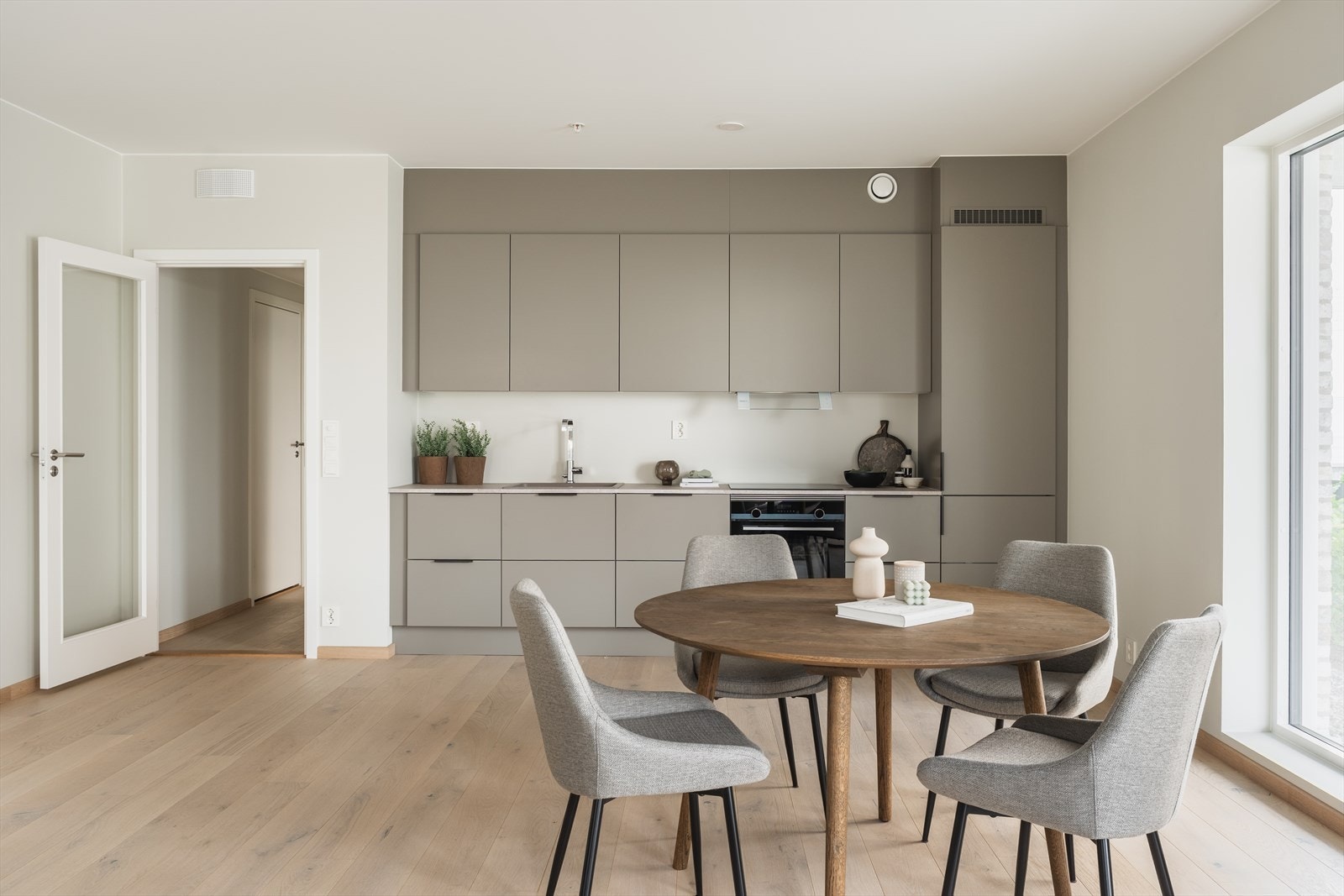 LED-belysning under overskapene som er både energieffektiv og praktisk! Galleribilde