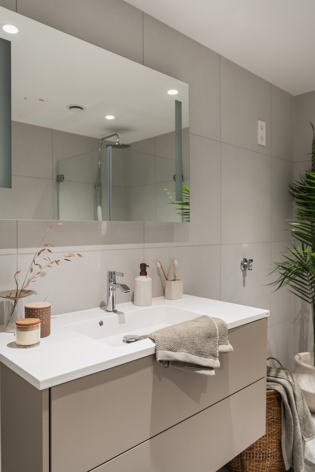 Speilet over vasken er tilpasset bredden på innredningen, hvilket tilfører en ren og harmonisk finish Galleribilde