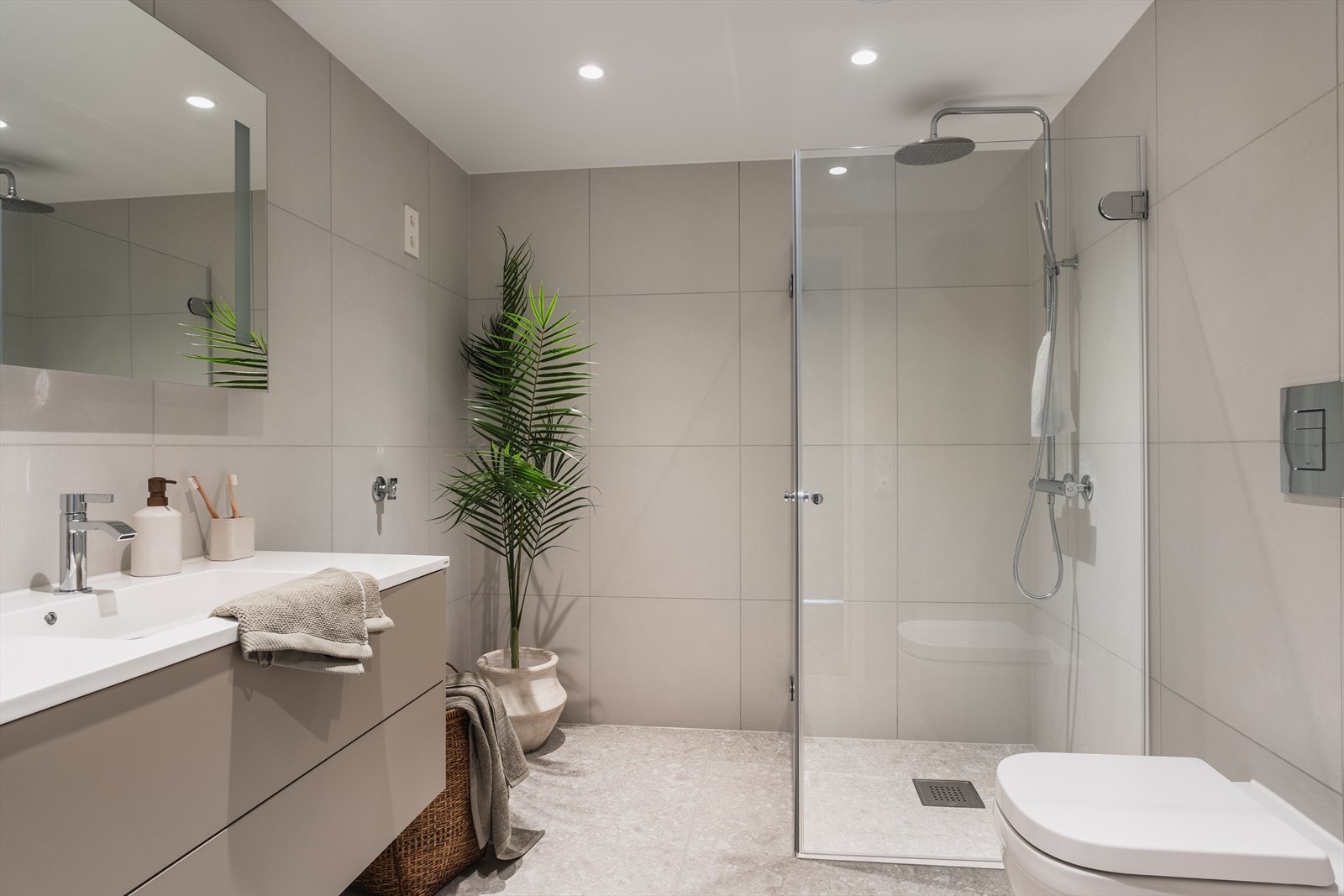 Det leveres delikate flislagte baderom med et moderne og lyst uttrykk Galleribilde