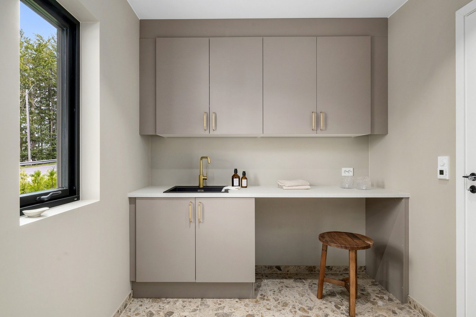 Separat vaskerom med god skap- og benkeplass og nisje for vaskemaskin og tørketrommel. Galleribilde