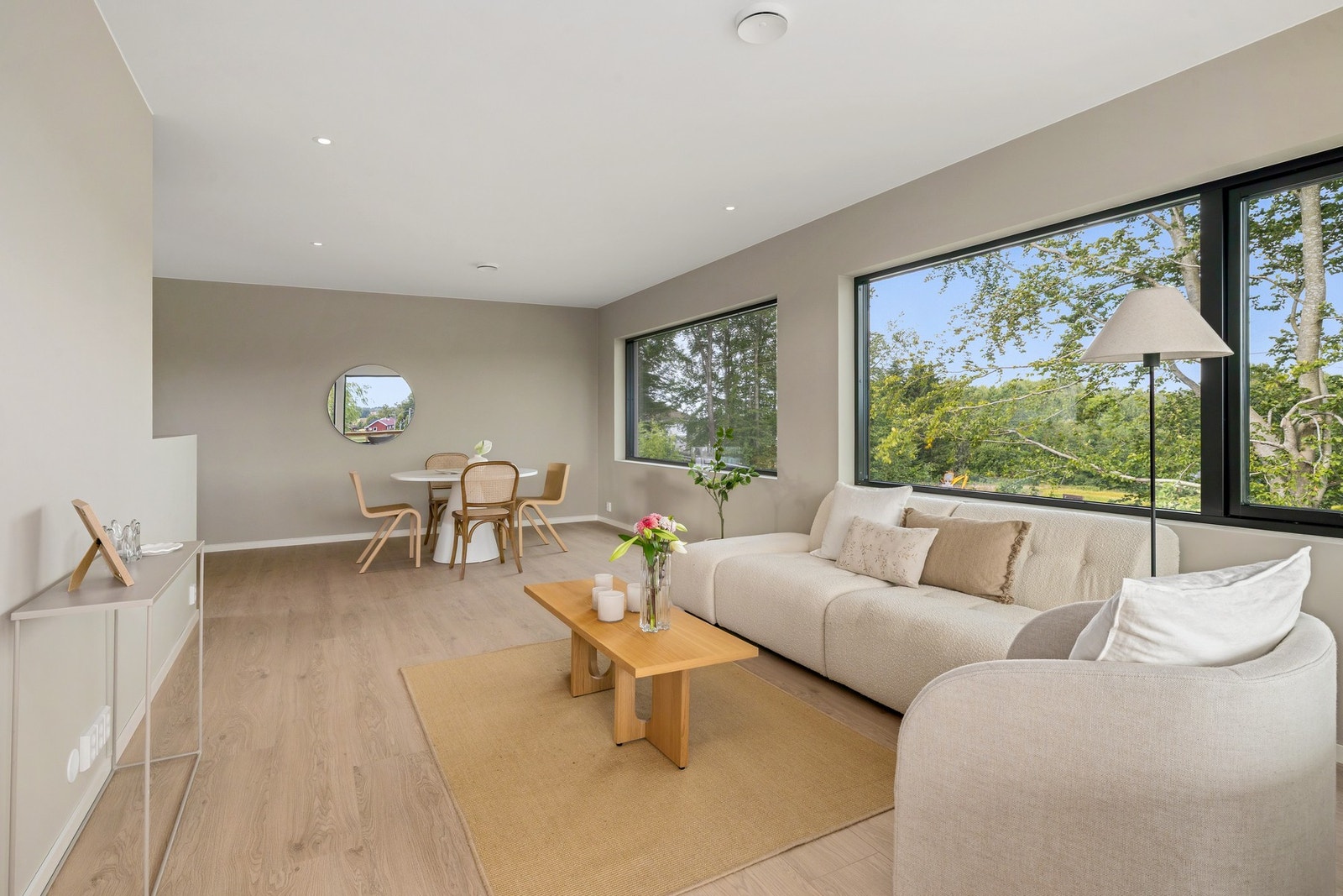 Åpen og luftig stue Galleribilde