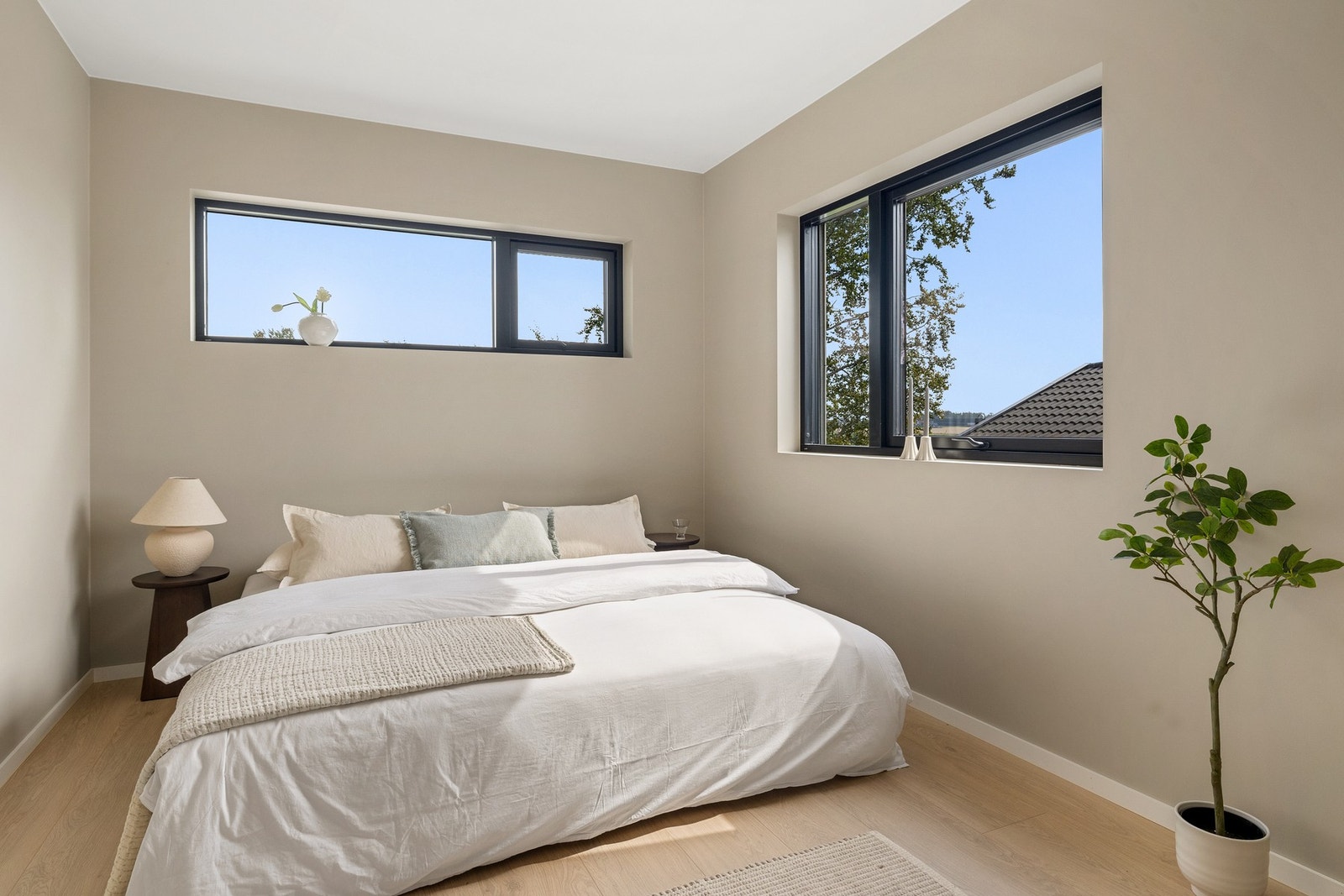 Lyst og pent hovedsoverom Galleribilde