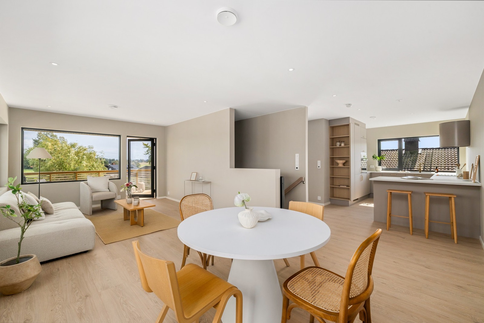 Stor åpen stue/kjøkkenløsning Galleribilde