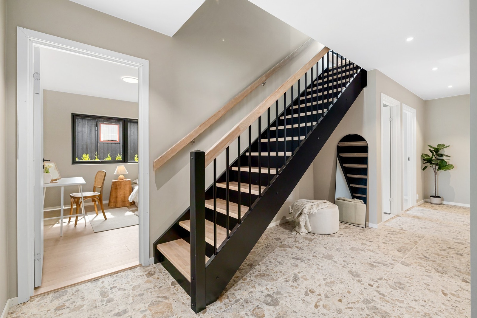 Entré gir et godt og representativt inntrykk av boligen med god plass til garderobeskap. Galleribilde