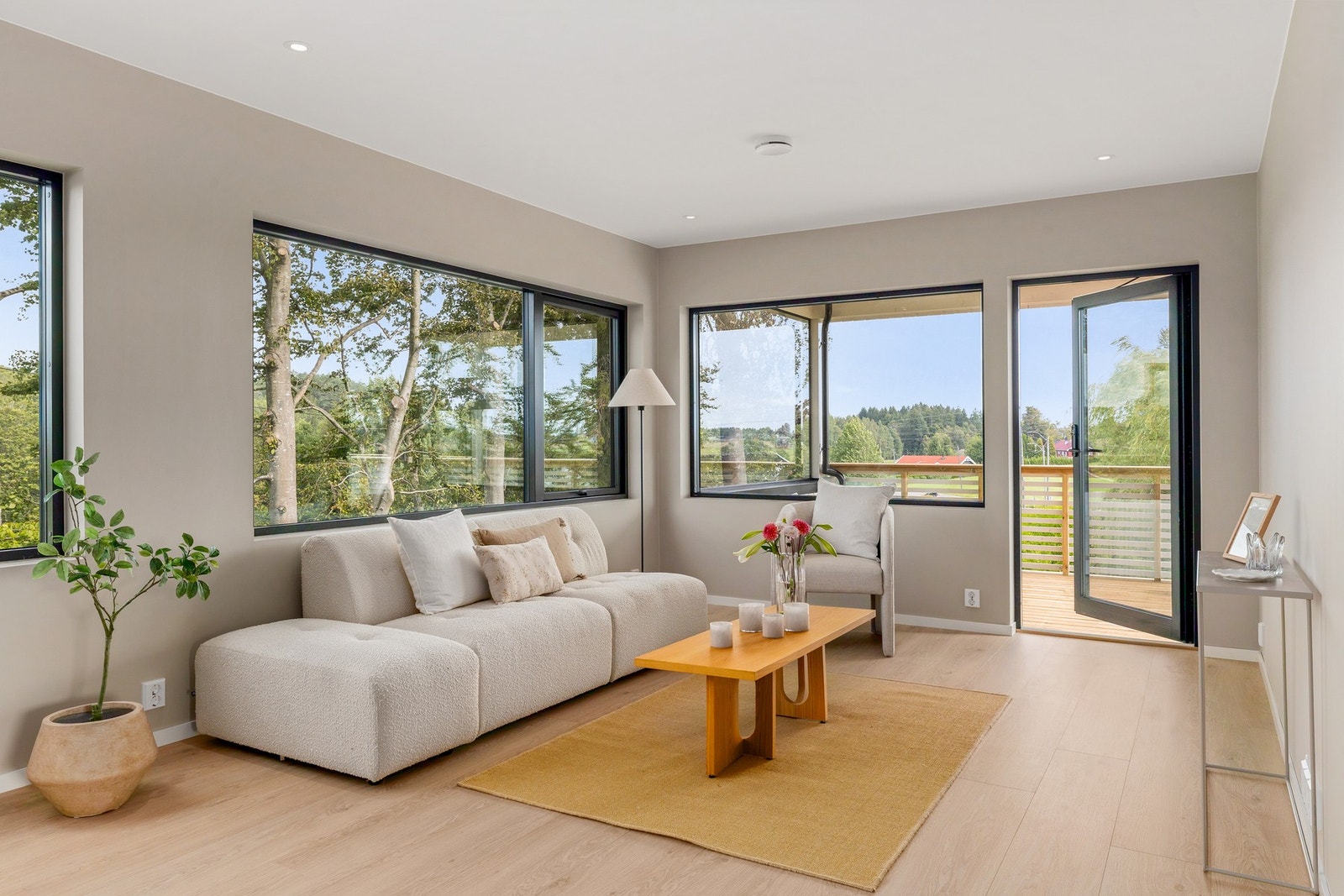 Store vinduer gir en lys og behagelig atmosfære Galleribilde