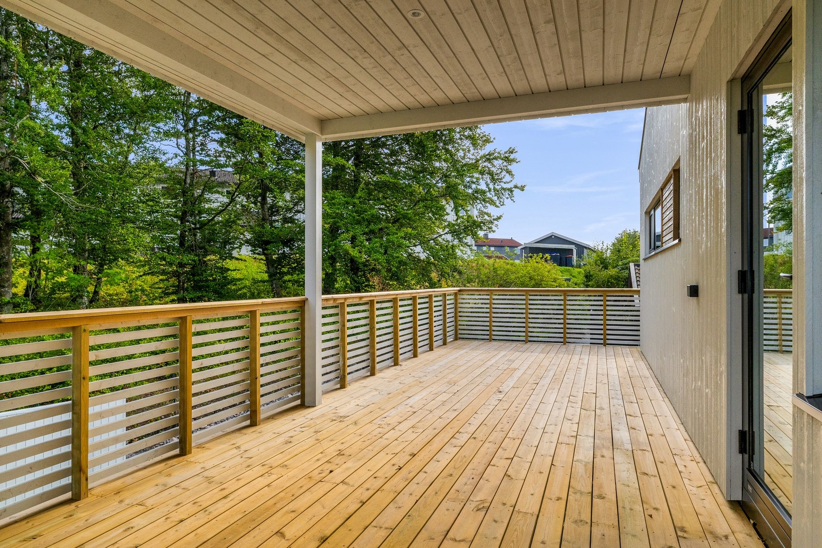 Usjenert og solrik balkong Galleribilde