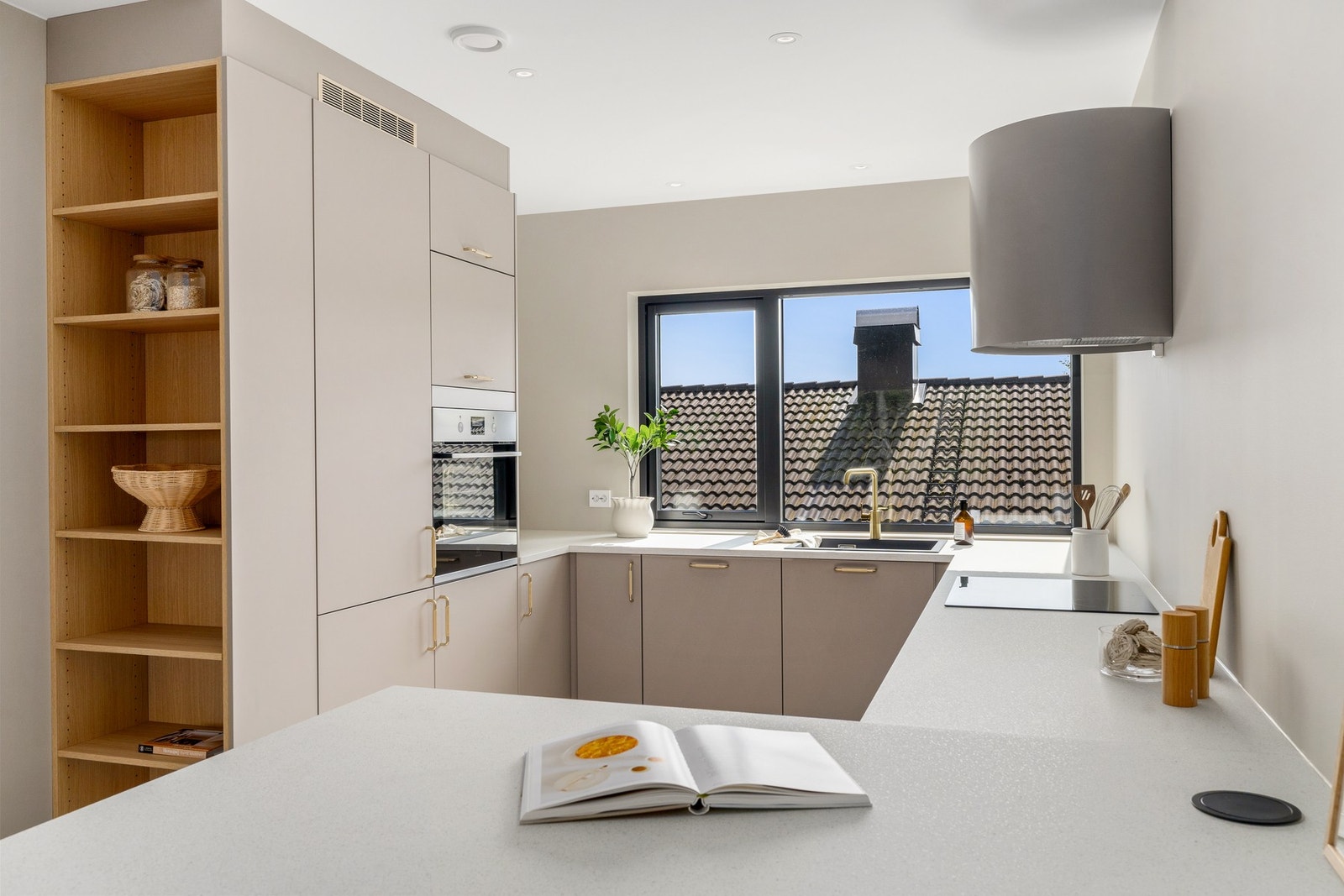 Mye med skap- og benkeplass i tillegg til lekker eikehylle Galleribilde