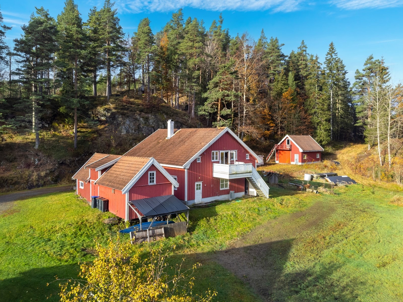 Stor stall med innredet loftsetasje (ikke godkjent innredet loft) Galleribilde