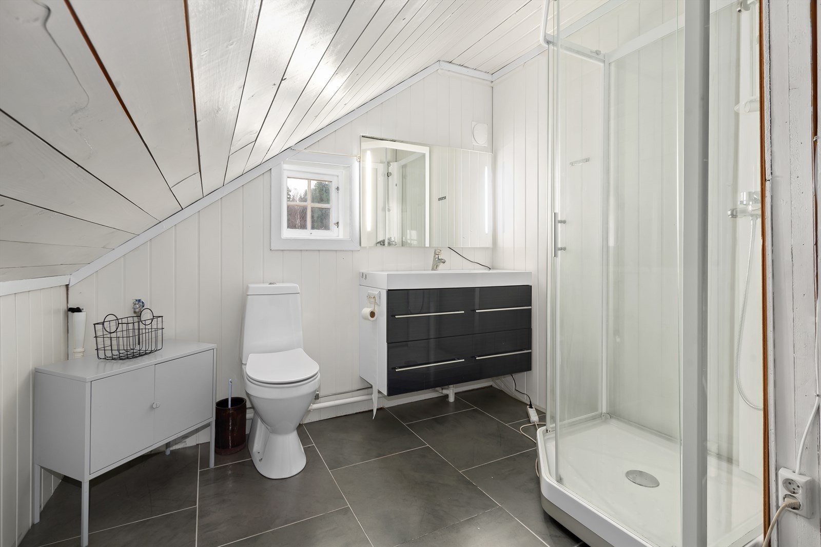 Bad på loft i stall med toalett, vask og dusjkabinett Galleribilde