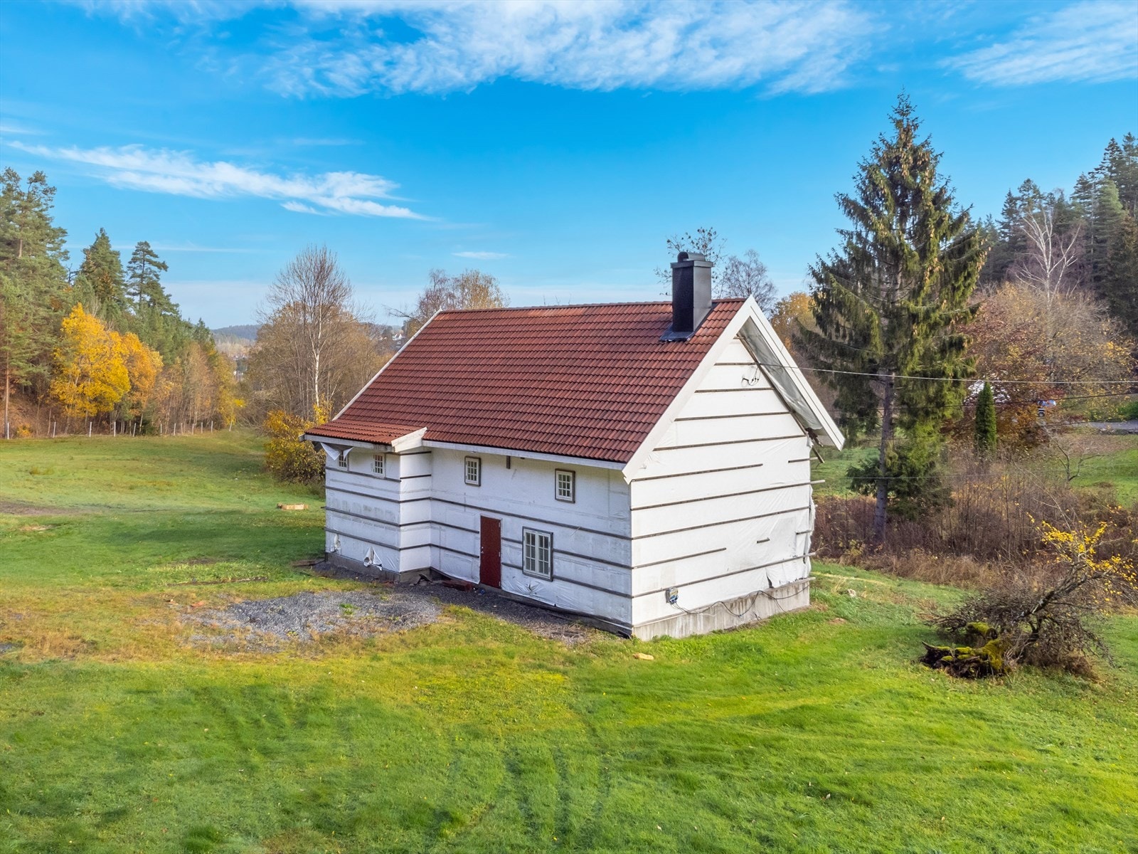 Boligen er å anse som renoveringsklar og det er påbegynt renovering Galleribilde
