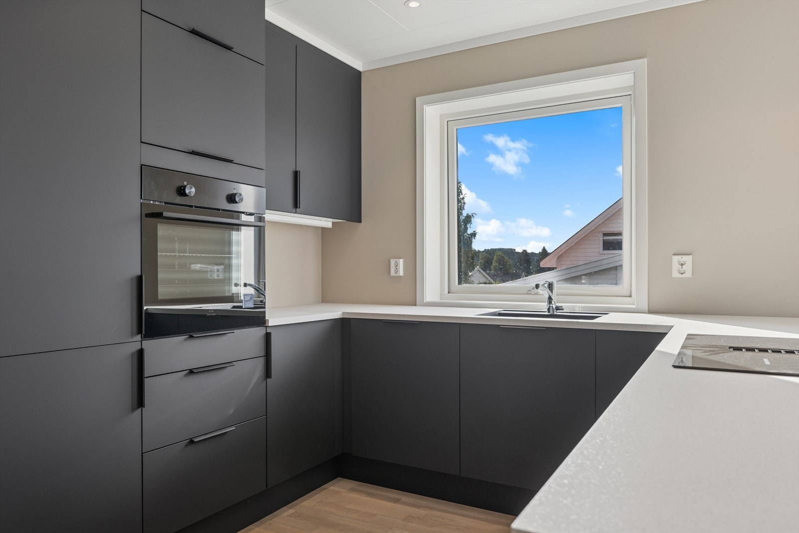 Kjøkkenet er levert av Aubo i god kvalitet. Galleribilde