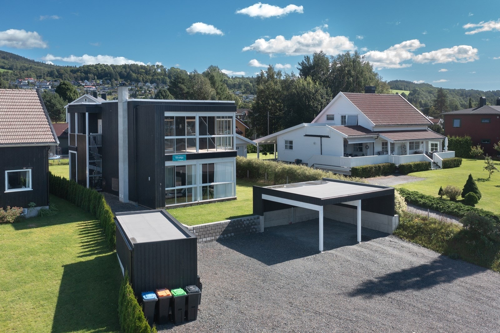 Eiendommen som byr på komfort og kvalitet.
Eiendommen har felles adkomst, gårdsplass, carport- og bodanlegg Galleribilde