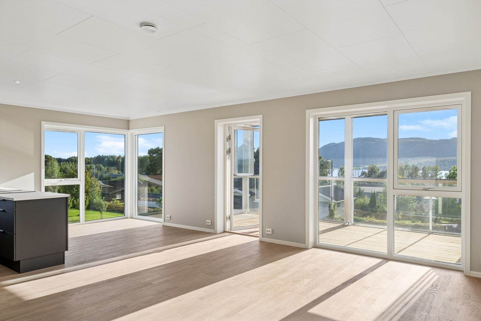 Leiligheten har store vindusflater som slipper lyset og den nydelige utsikten inn i boligen. Galleribilde