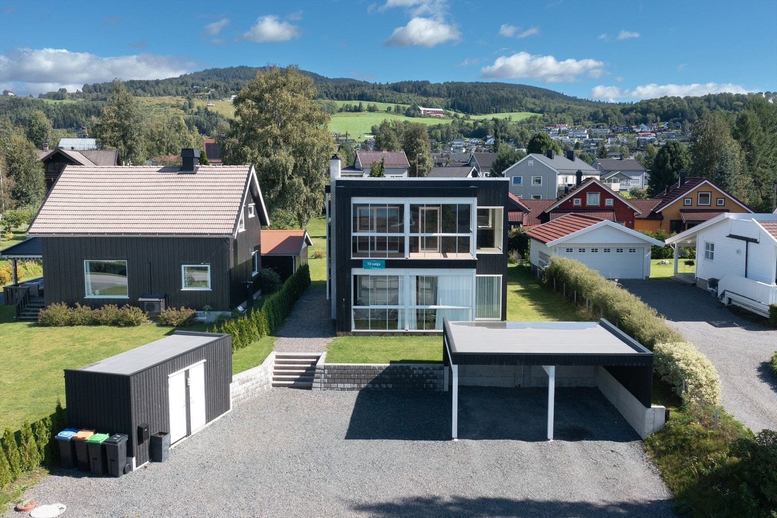 Nyoppført leilighet i 2 etg med flott opparbeidet uteareal, egen carport og bod. Galleribilde