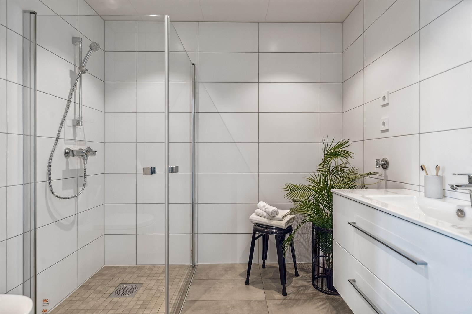 Badet har i likhet med teknisk rom/vaskerom også opplegg for vaskemaskin Galleribilde