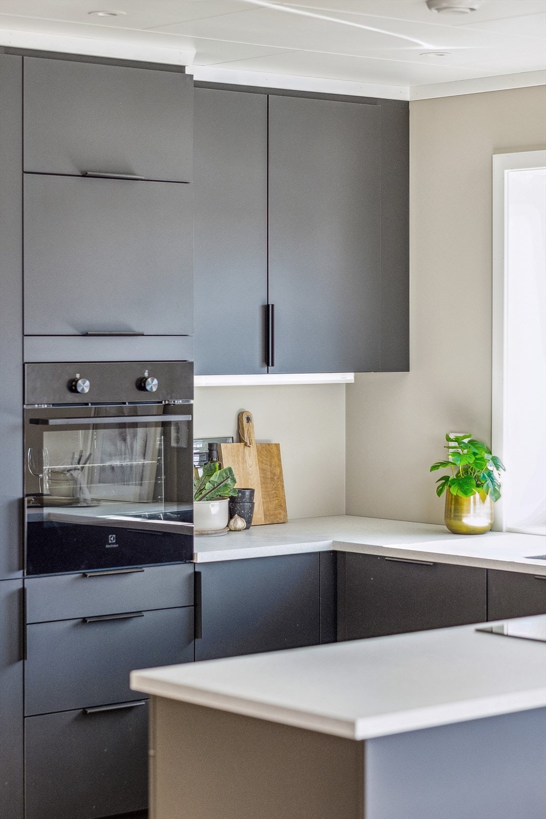 Kjøkkenet leveres med integrerte hvitevarer Galleribilde