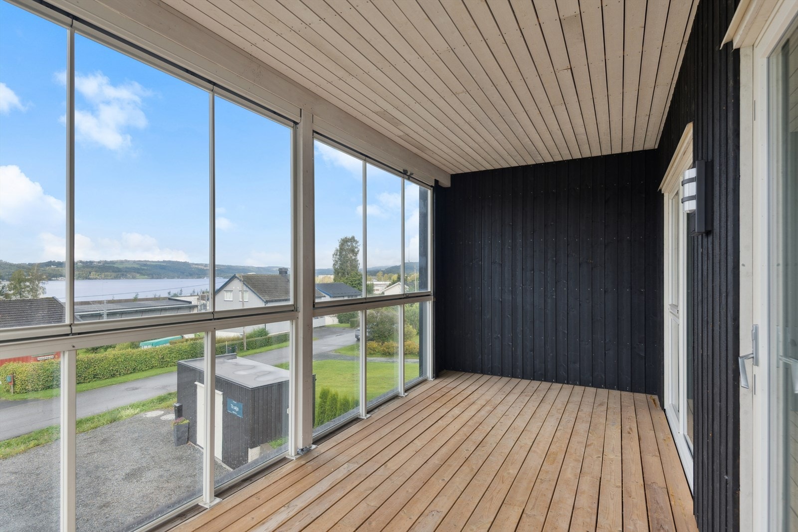 Innglasset veranda på ca 14 kvm. Glassfeltene kan åpnes og skyves til side Galleribilde