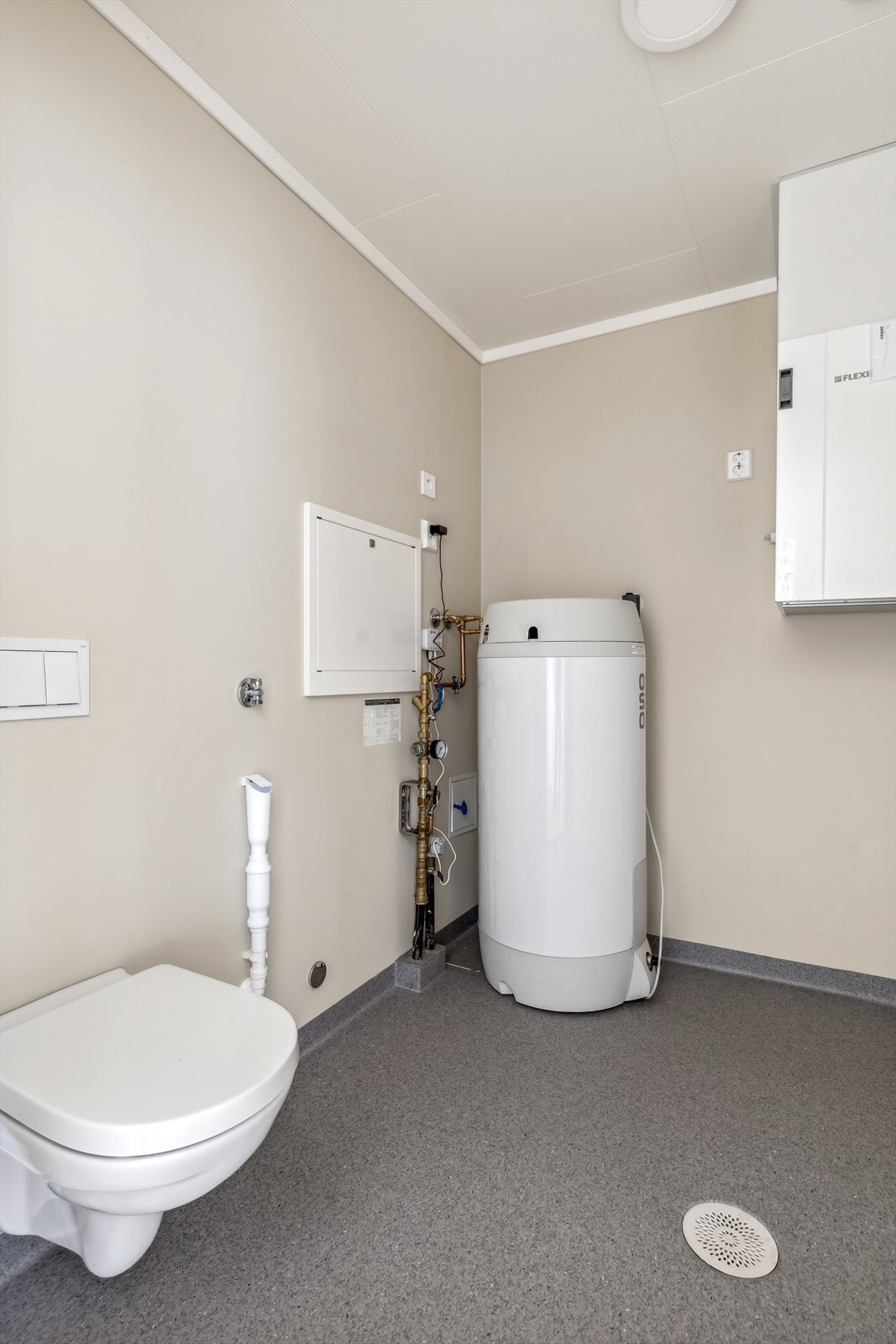 Vaskerom/teknisk rom/bod med ekstra toalett og opplegg for vaskemaskin Galleribilde