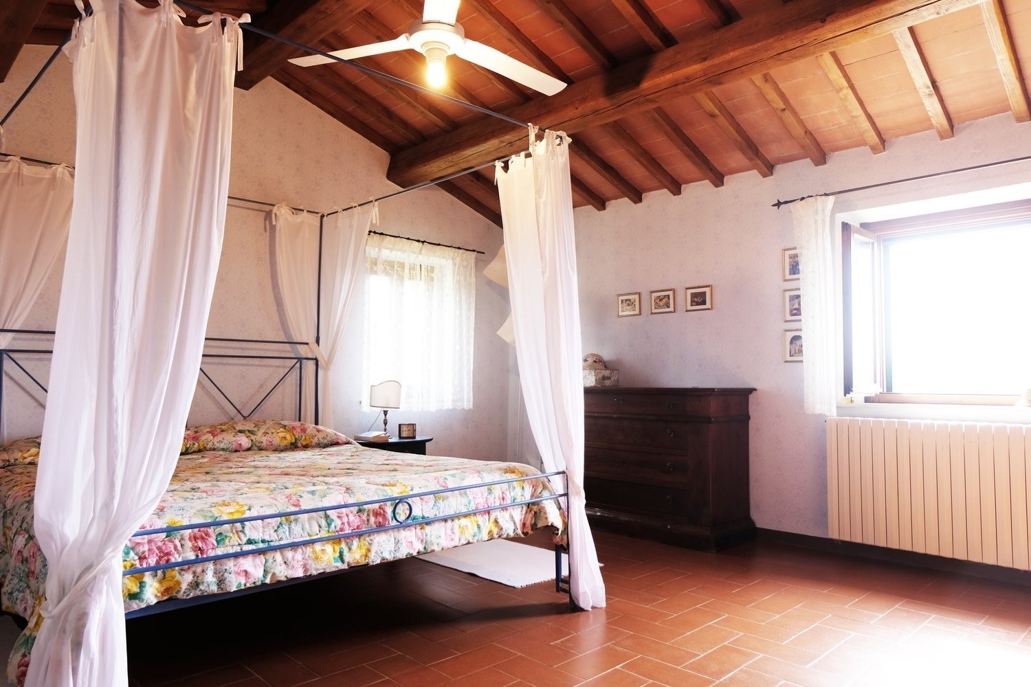 I dette rom kan en idé være å sette inn et stort kvadratisk panoramavindu. Galleribilde