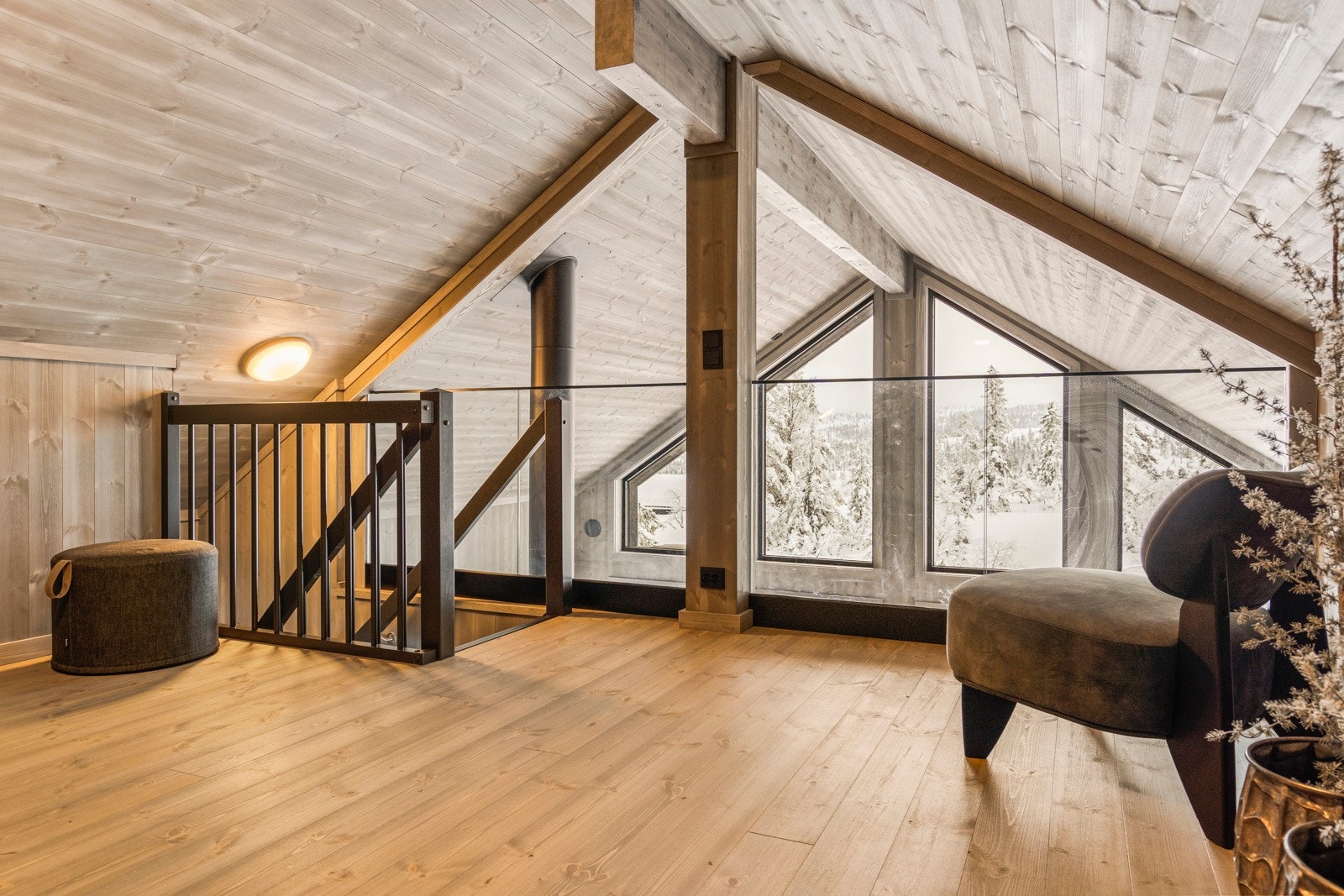 Det er åpent fra loftstuen ned til stuen. Galleribilde