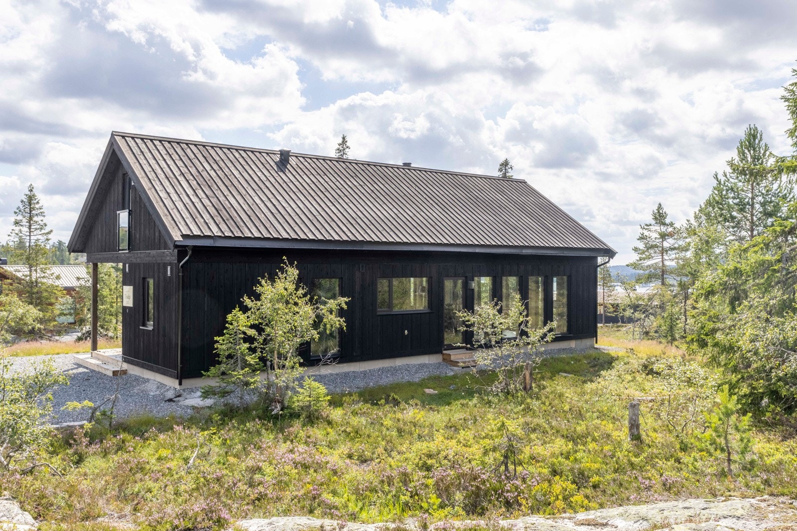 Hytten ligger omgitt av store friluftsområder med vakre omgivelser. Galleribilde