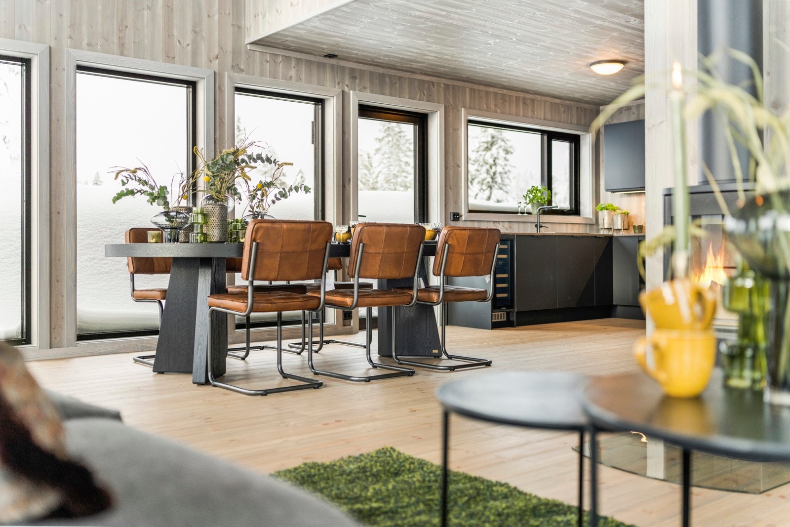 En luftig og arealeffektiv planløsning med stor felles stue- og kjøkken i første etasje. Galleribilde